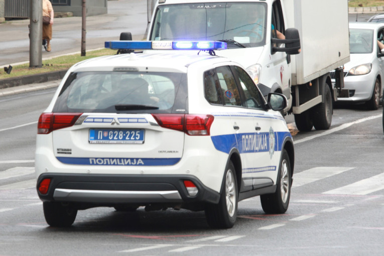 Drama na mestu zločina u Novom Beogradu: Drugarica zapomaže nad telom žrtve (FOTO/VIDEO)