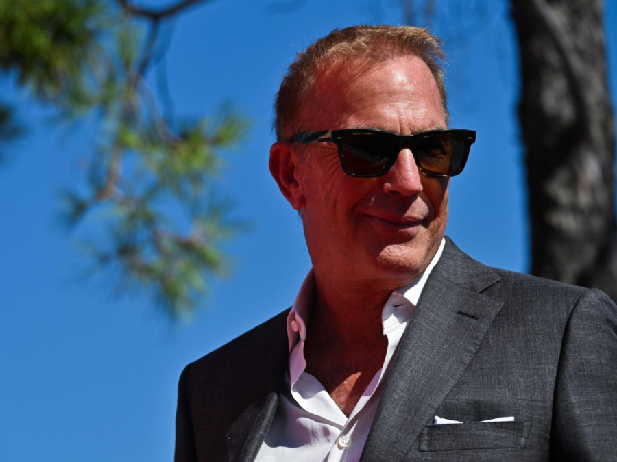 Verila se bivša žena Kevina Kostnera sa njegovim prijateljem: Par imao peh tokom prosidbe!