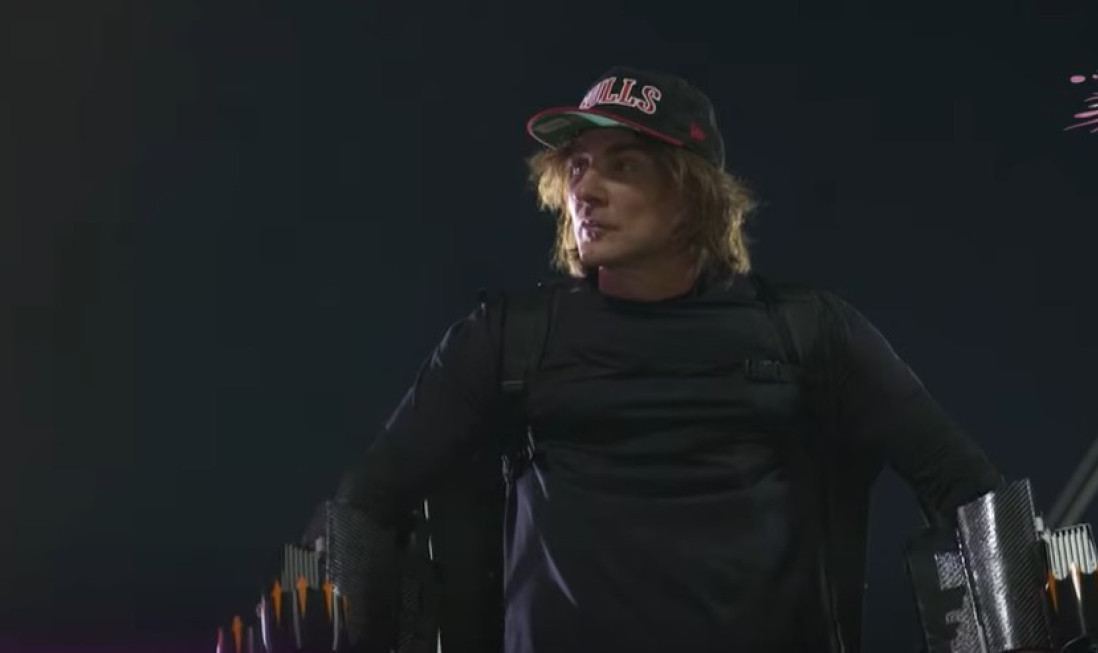 Počela je "Elita 8"! Željko Mitrović leti po imanju, voditeljka izašla iz torte: Pobednica sedme sezone stigla prva!