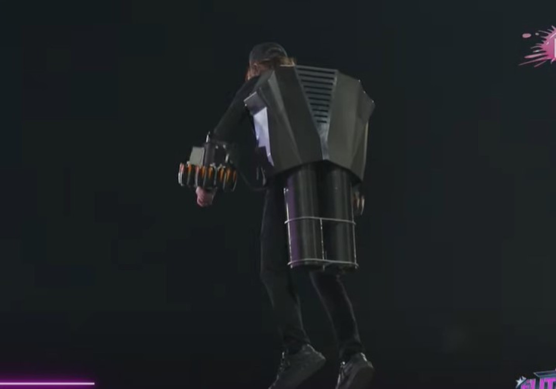 Počela je "Elita 8"! Željko Mitrović leti po imanju, voditeljka izašla iz torte: Pobednica sedme sezone stigla prva!