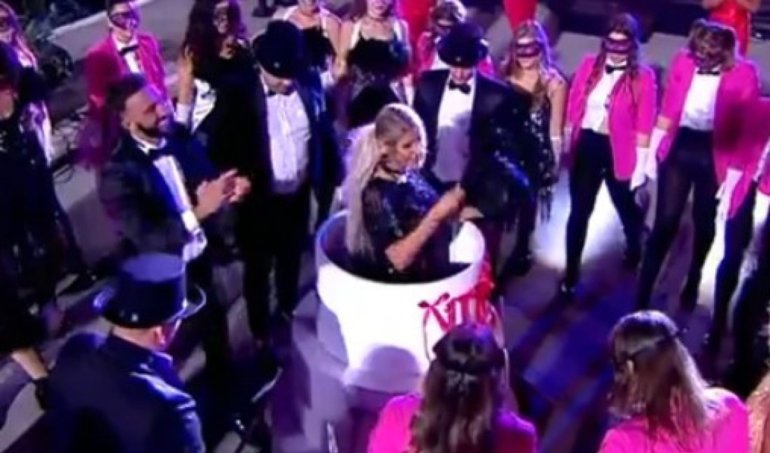 Počela je "Elita 8"! Željko Mitrović leti po imanju, voditeljka izašla iz torte: Pobednica sedme sezone stigla prva!