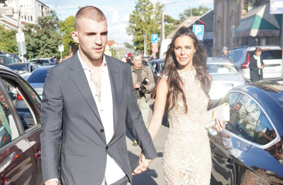 Bogdana Ražnatović u zlatnoj haljini s dubokim dekolteom napravila lom: Torta i vatromet stigli u ponoć (FOTO)