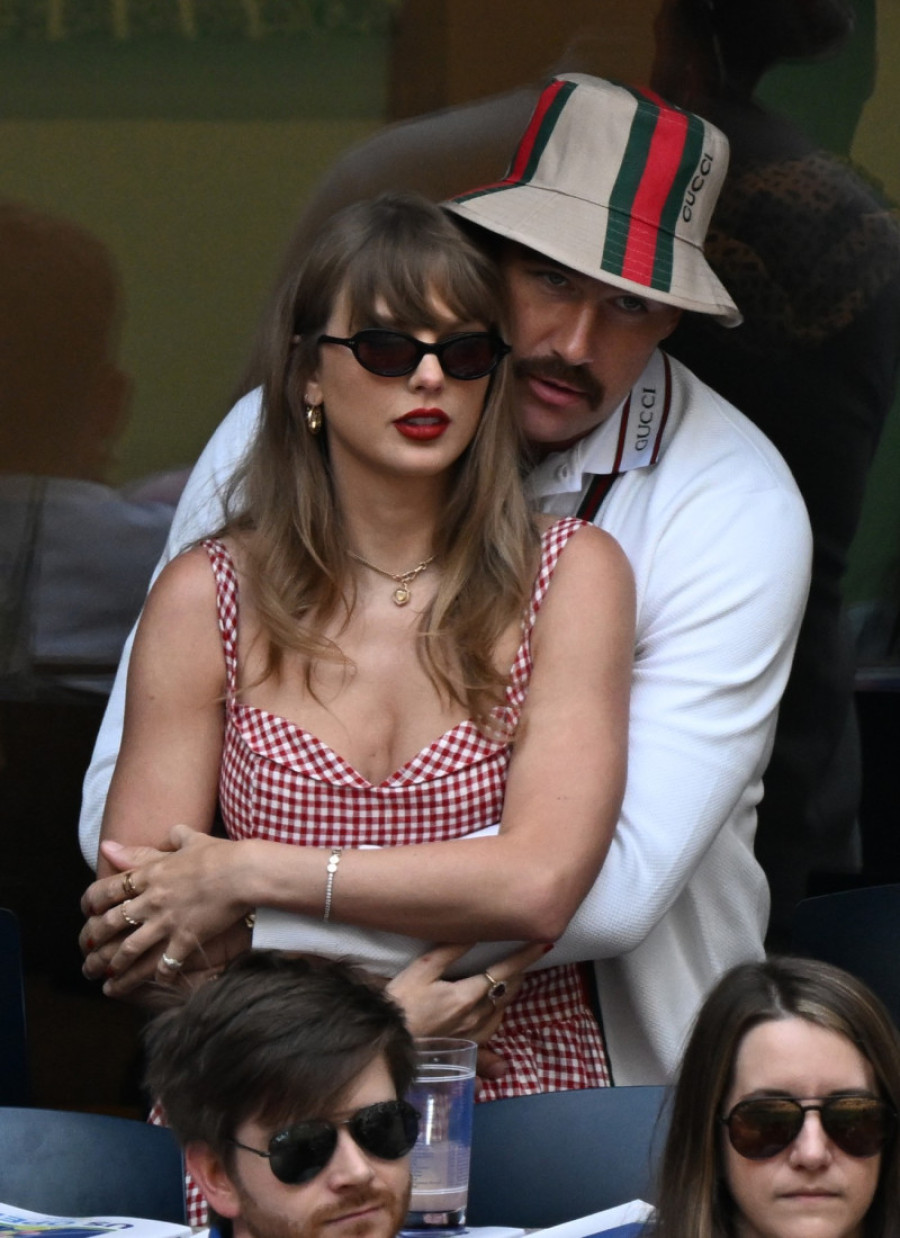 Stil inspirisan 60-im: Šarmantni retro stajling Tejlor Svift i Travisa Kelsija je savršena modna inspiracija za sve parove (FOTO)