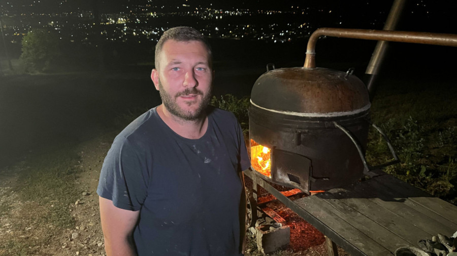 Kazani podloženi, rakija teče: Tradicionalni zanat pečenja rakije živi kroz generacije (FOTO)