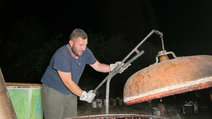 Kazani podloženi, rakija teče: Tradicionalni zanat pečenja rakije živi kroz generacije (FOTO)