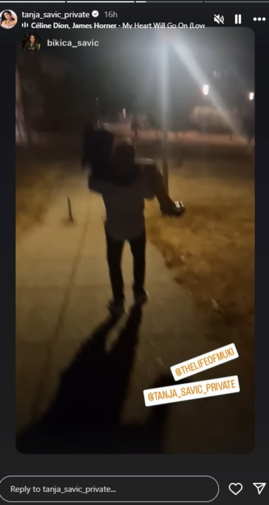 Romantičan gest u kasne sate! Tanju Savić dečko preneo preko praga: Šuška se da će uskoro svadba?