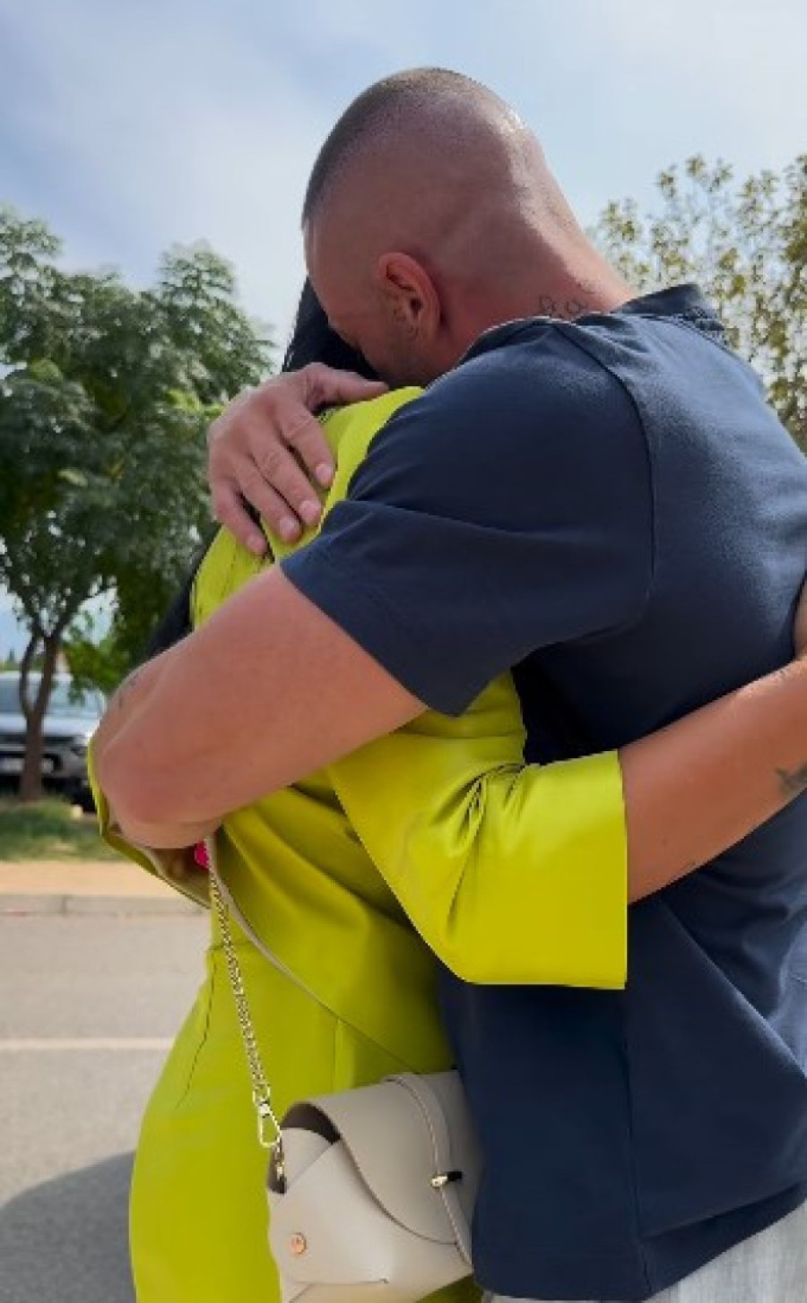 "Ja mislio da čovek ide u rat, a on ulazi u rijaliti!" Kontroverzni Crnogorac odlazi u "Elitu", žena i deca ga u suzama prate