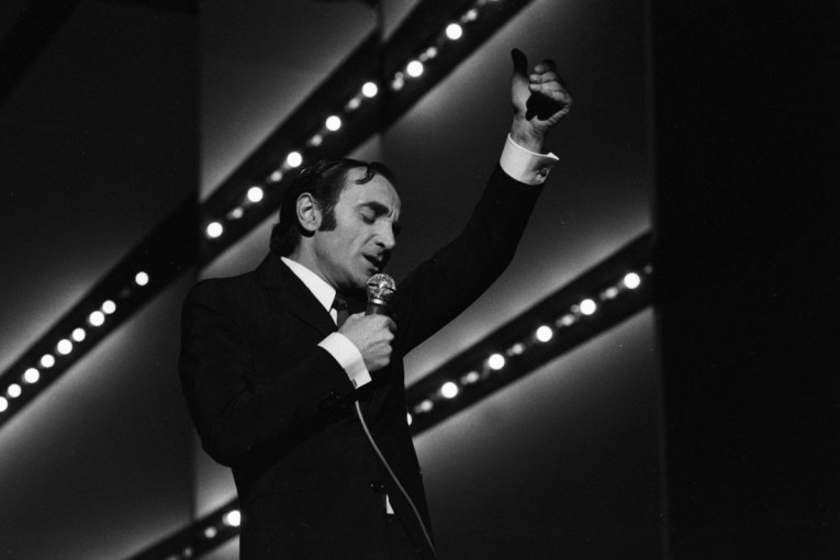 Pogledajte prvi trejler filma o legendarnom Šarlu Aznavuru: Nežan, ali neuništiv (VIDEO)
