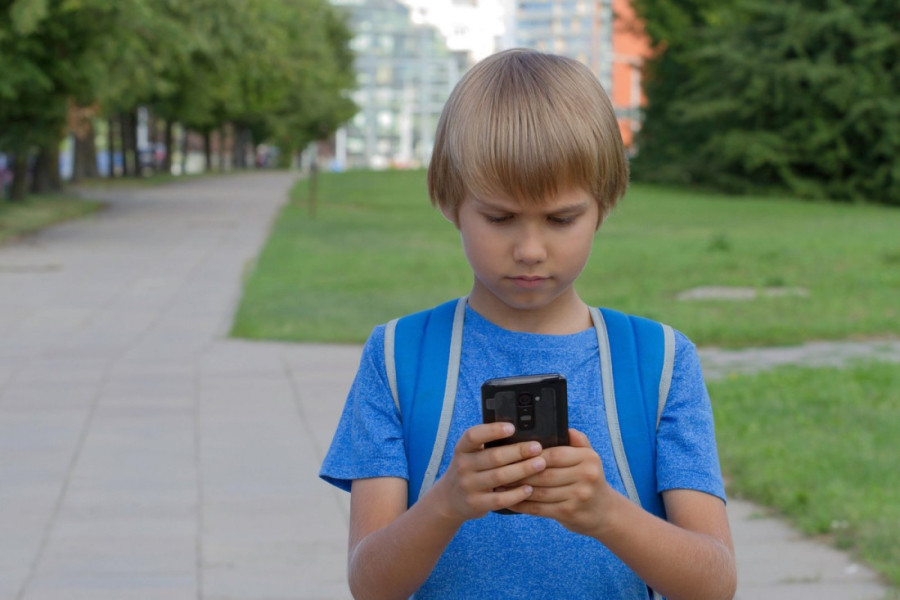 Telefon važniji od života: Sve više školske dece postaje ogromna opasnost za vozače
