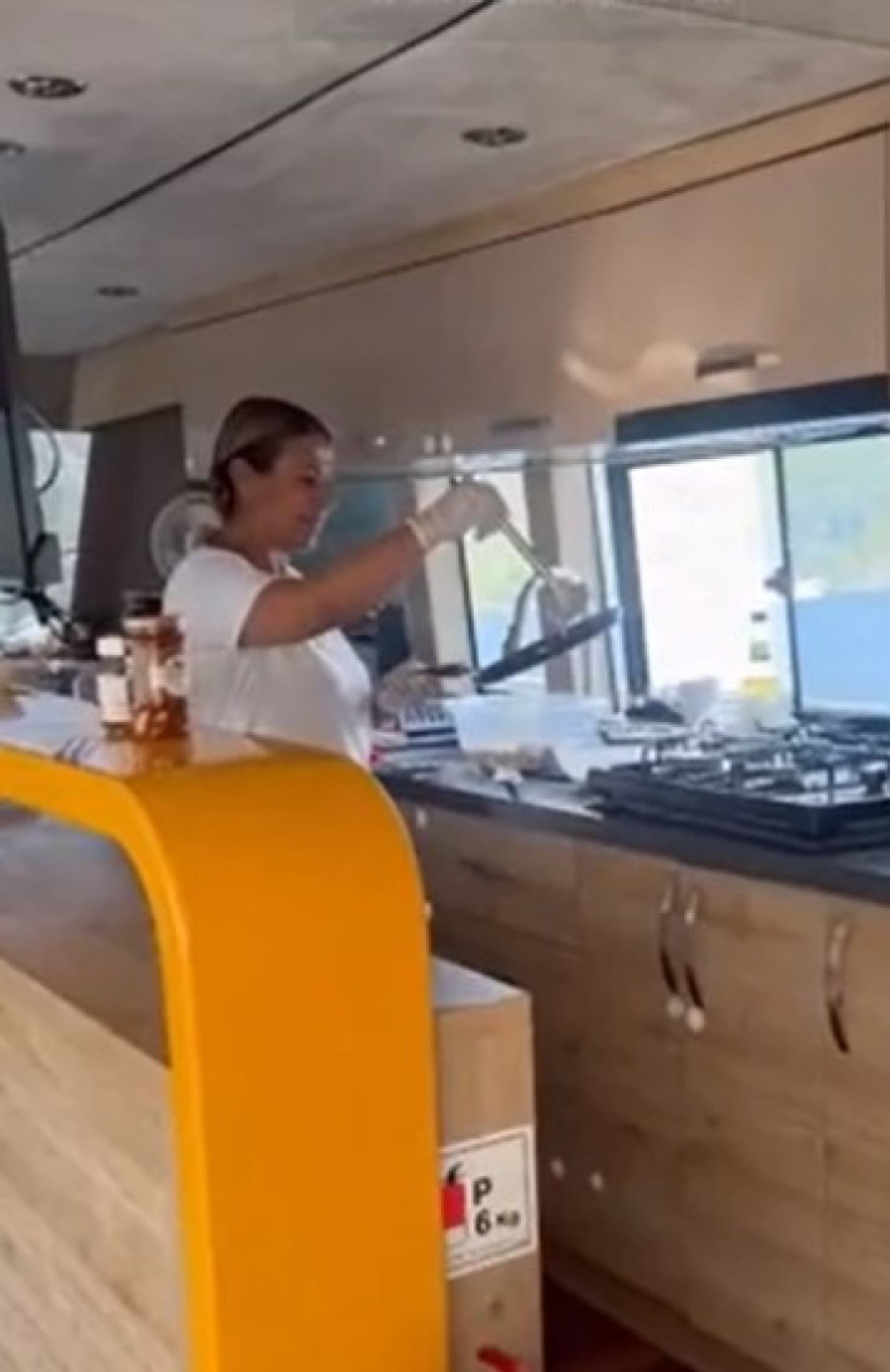 Viki Miljković se baškari na luks jahti: Pevačica ima i ličnog kuvara, sjaj i raskoš su na svakom koraku