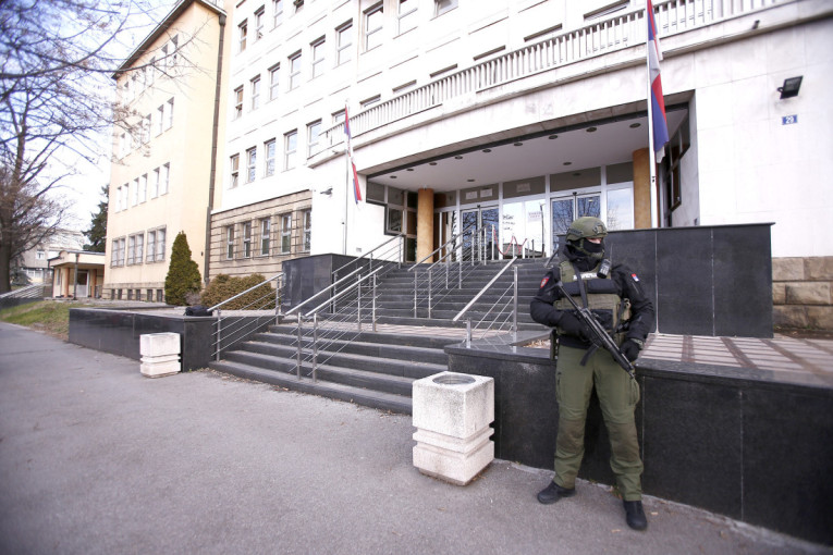 Užas u Odžacima: Muškarac izbo dve žene, pa jednu polio benzinom