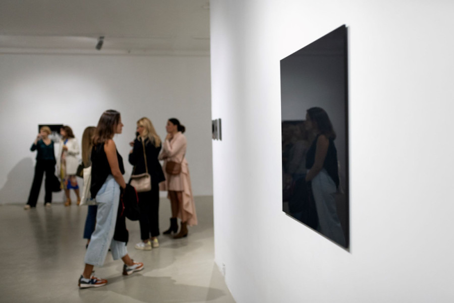 Osećala sam se prevareno: Umetnica Jelena Bulajić predstavlja seriju slika koje su nastale na neobičan način (FOTO)