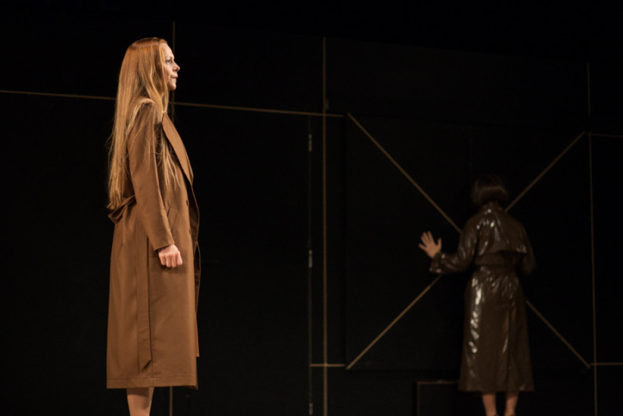 Snežana Savić u novoj predstavi Ateljea 212: Priča o inspektorki koja istražujući slučaj tri nestale devojke otkriva mnoge tajne (FOTO)