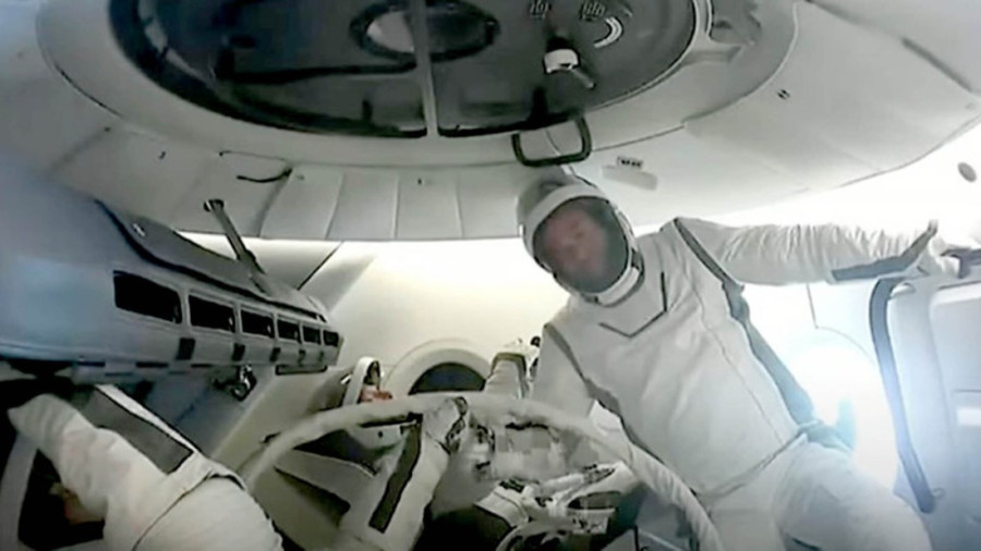 Uspešno izvedena misija SpaceX-a: Milijarder prošetao svemirom, njih četvoro ušlo u istoriju, a evo zbog čega je šetnja ilegalna (VIDEO)