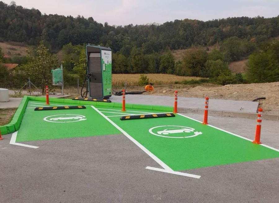 Ministar Vesić: U toku postavljanje 10 superbrzih električnih punjača na auto-putevima