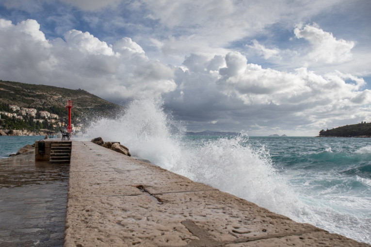 Olujni vetar u komšiluku: Jaki udari u Republici Srpskoj, na Jadranu obustavljen pomorski saobraćaj