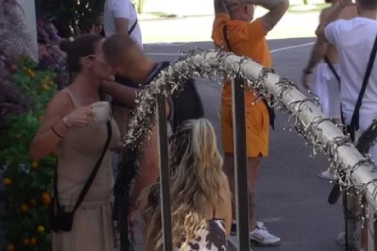 Pao poljubac Rajačića i Kačavende! Razmenjivali nežnosti pred svima: Ona se nije protivila njegovim dodirima! (FOTO)