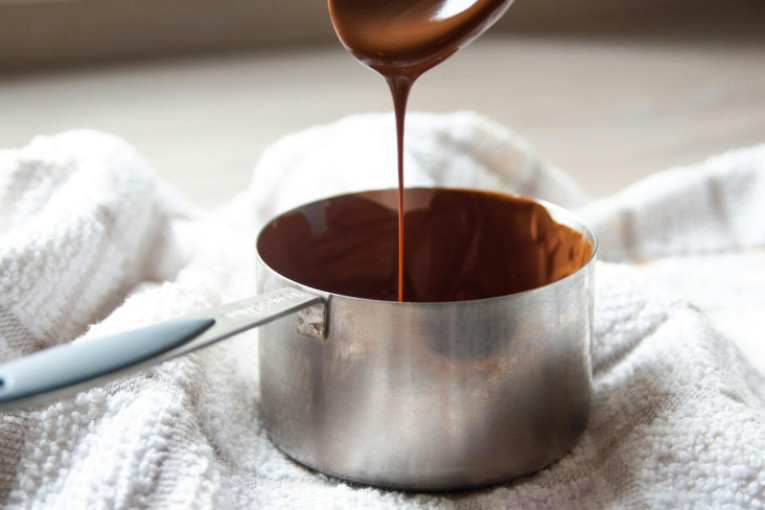 Recept dana: Topli lava kolač sa karamelom se topi u ustima i greje dušu u ovim hladnim danima