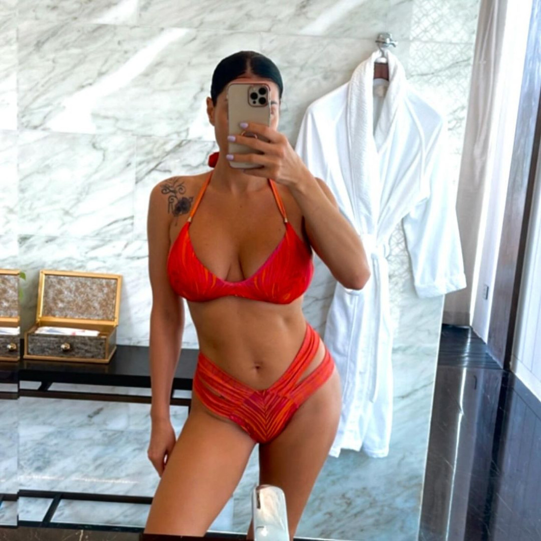 Žena tvrdi da su joj aparati Mie Borisavljević izazvali teške opekotine: Tražila mi je 15.000 evra pod pretnjom!