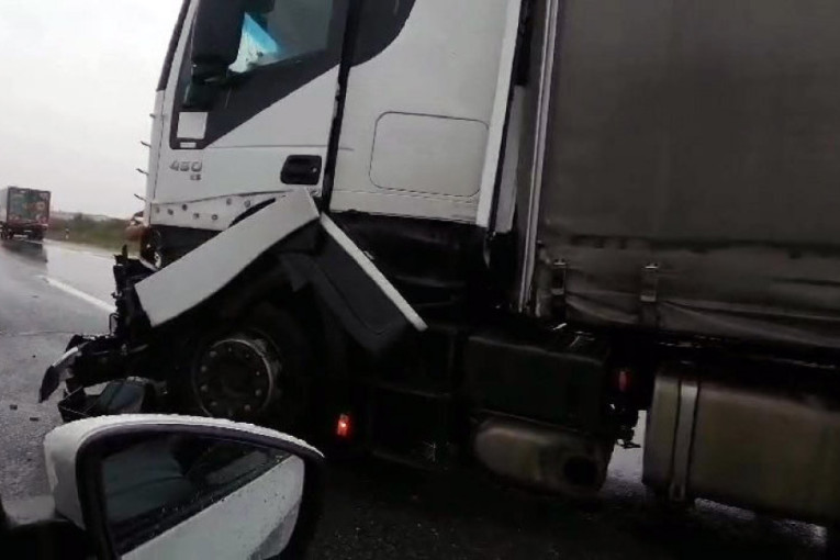 Jeziva nesreća: Automobilom se zakucali u zgradu, trojica poginula