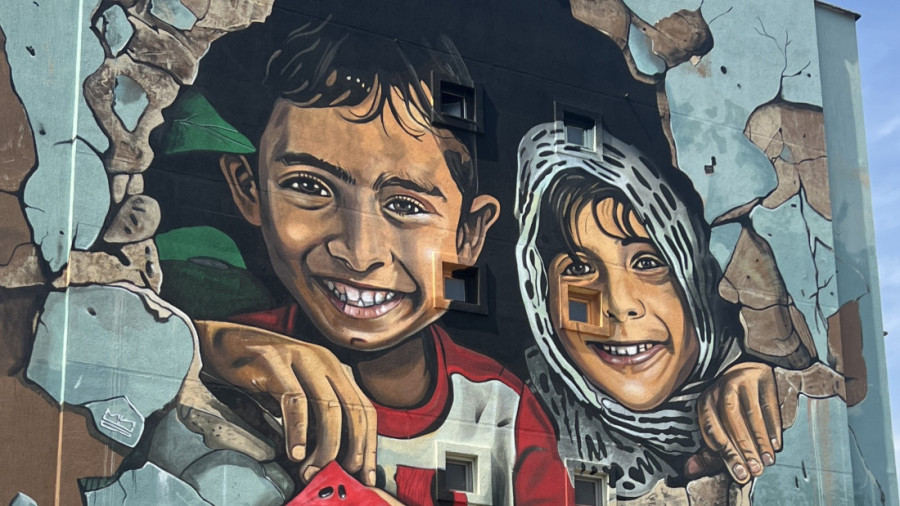 Ovo je mural o kom priča čitav region: Mišo oslikao likove palestinske dece - jedan detalj svima upada u oči (FOTO)
