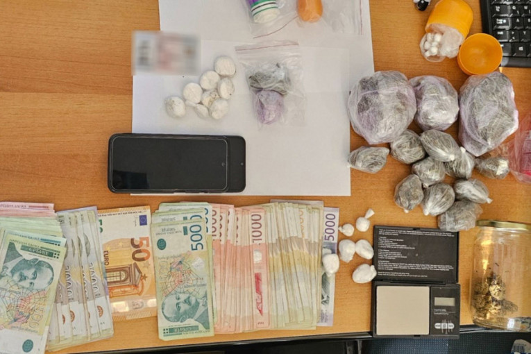 Akcija na Čukarici: Pohapšeni dileri, zaplenjeni droga i keš (FOTO)