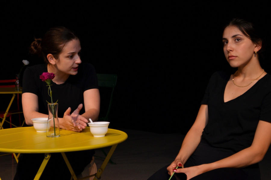 Priča o majci i ćerki u čijim se životima sve menja osim sladoleda: Neobična predstava u Teatru Vuk (FOTO)