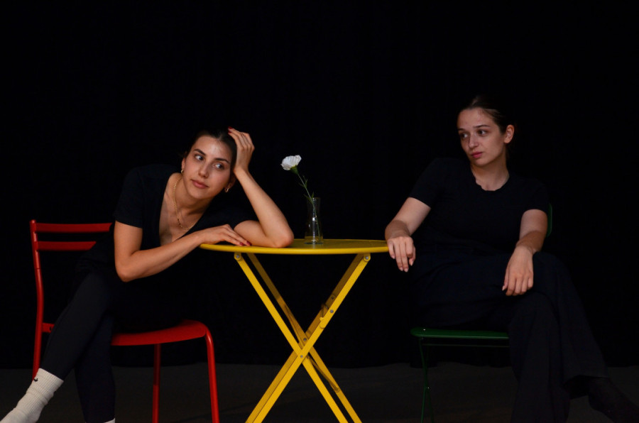 Priča o majci i ćerki u čijim se životima sve menja osim sladoleda: Neobična predstava u Teatru Vuk (FOTO)