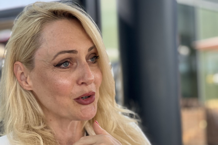 Bahato parkiranje Ane Nikolić! Vozi džip od 120.000 evra i ne mari za kazne (PAPARACO)