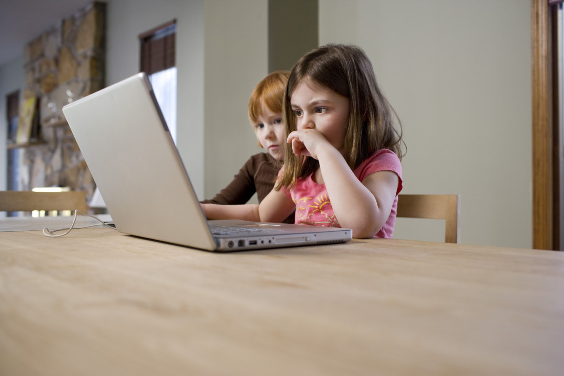 Najmlađi zavisnik od interneta sa samo 4 godine: Roditelji detetu daju mobilni još dok je u hranilici!