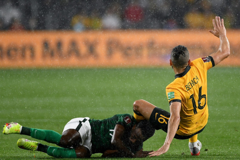 Poznati fudbaler pao sa balkona: Nalazi se u kritičnom stanju - lekari se bore za njegov život!