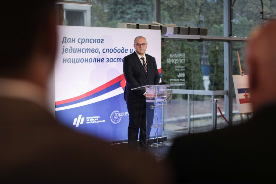 Izložba koju vredi posetiti: Fondacija "Za srpski narod i državu" prikazala sve državne zastave kroz istoriju (FOTO)