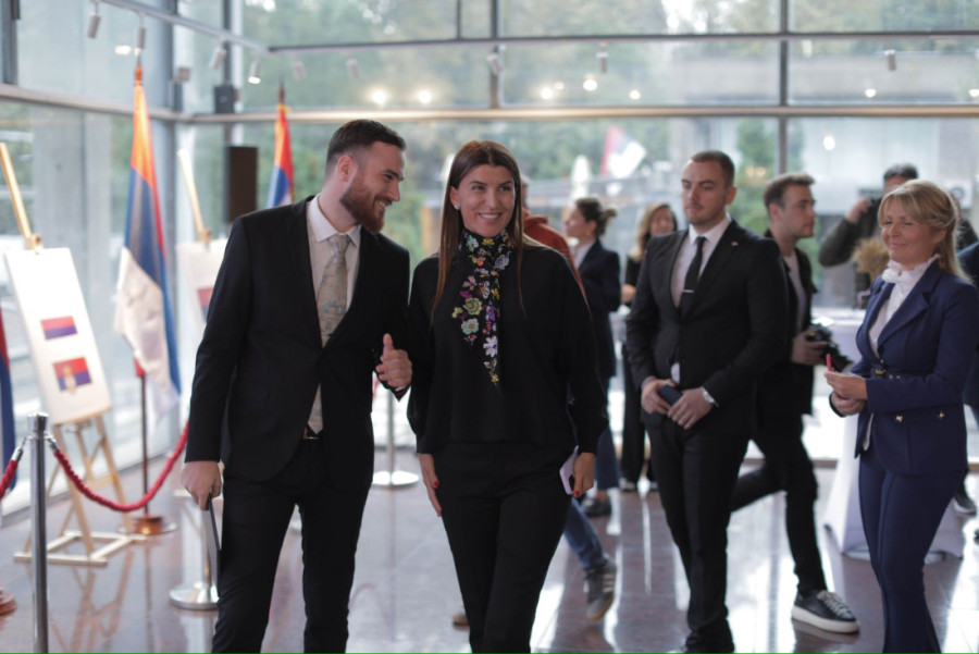 Izložba koju vredi posetiti: Fondacija "Za srpski narod i državu" prikazala sve državne zastave kroz istoriju (FOTO)