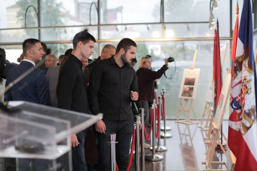 Izložba koju vredi posetiti: Fondacija "Za srpski narod i državu" prikazala sve državne zastave kroz istoriju (FOTO)