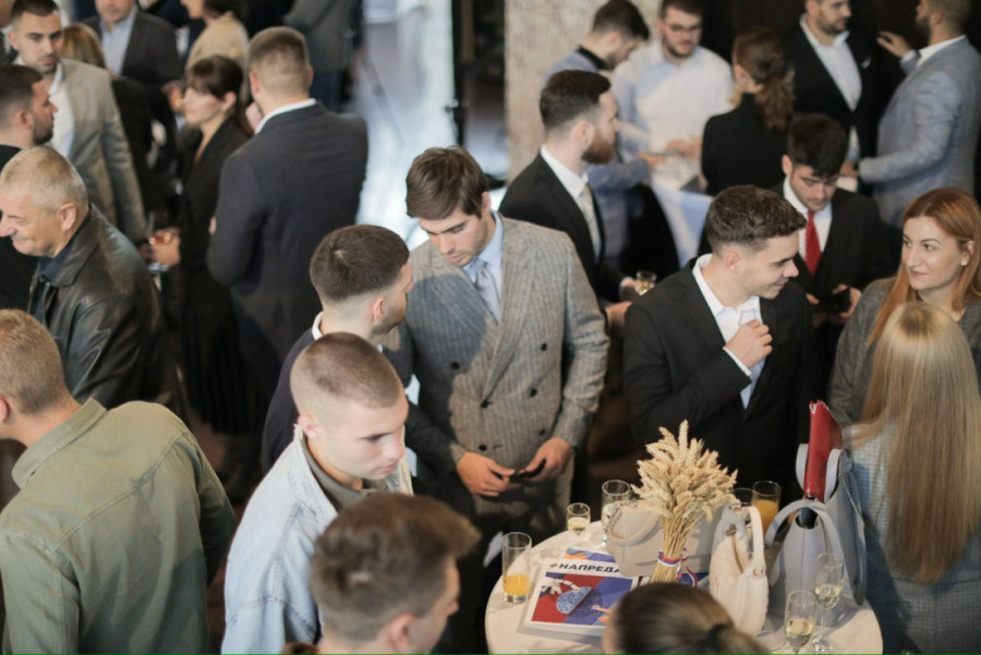 Izložba koju vredi posetiti: Fondacija "Za srpski narod i državu" prikazala sve državne zastave kroz istoriju (FOTO)