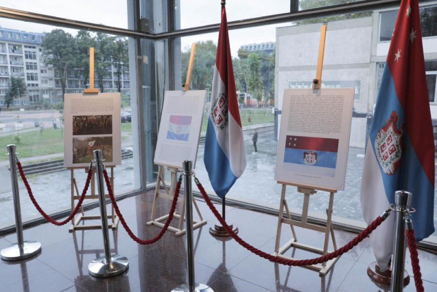 Izložba koju vredi posetiti: Fondacija "Za srpski narod i državu" prikazala sve državne zastave kroz istoriju (FOTO)