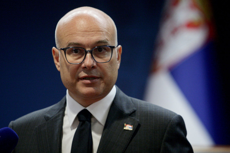 Ponoš nastavio sa uvredama i provokacijama, premijer Vučević mu brutalno odgovorio: Nedužne živote merite klikovima i lajkovima