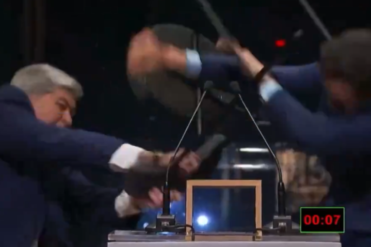 Stolicom nasrnuo na rivala u programu uživo: Žestok okršaj na debati za gradonačelnika Sao Paula (VIDEO)