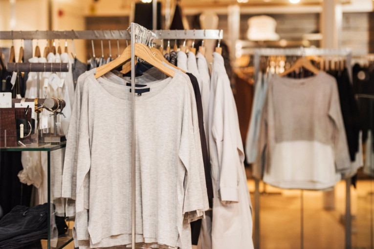 Od sada i gledanje košta? Prodavnice uvele naplatu razgledanja, kupci ogorčeni!