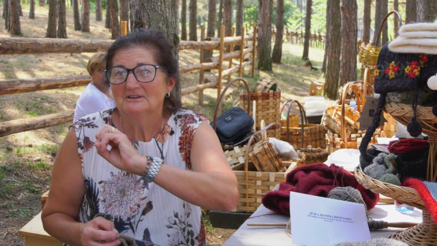 Kupuju stvari u buticima, a ne znaju da je vuna najzdravija: Baka Draga jedna je od retkih pletilja po kojima je Zlatibor nadaleko čuven