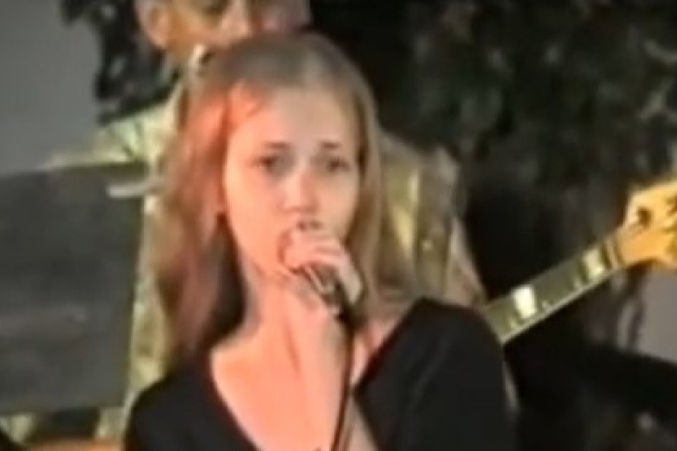 Da li prepoznajete pevačicu sa slike? Nekada devojčurak, a danas žena koja poseduje karijeru dugu skoro tri decenije!