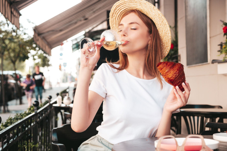 Ne budite turista koji se blamira: Kako se pravilno koriste italijanske salvete u kafićima (VIDEO)