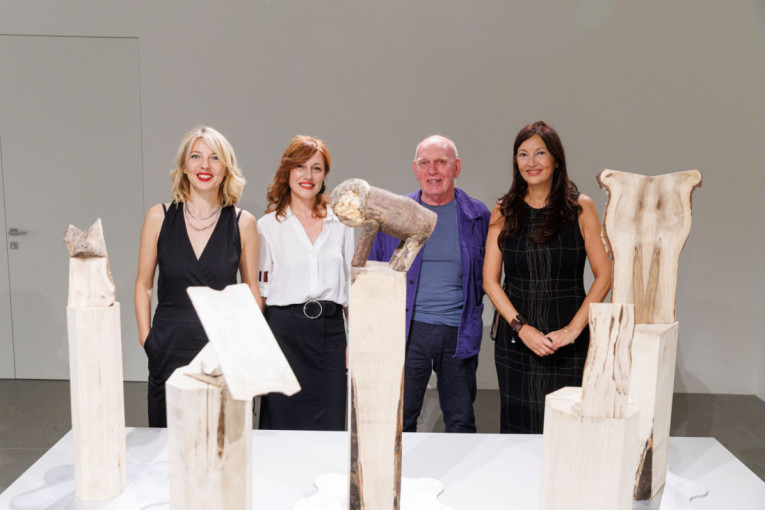 Beograd prvi u svetu: Čuveni britanski umetnik Ričard Dikon otvorio ekskluzivnu izložbu do sada neviđenih radova (FOTO/VIDEO)