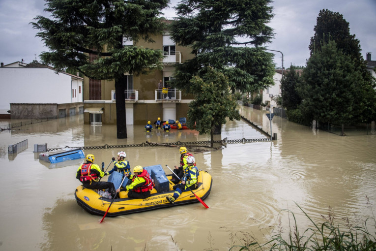 Poplave u Italiji: Dvoje nestalih, hiljade evakuisano zbog obilnih kiša! (FOTO/VIDEO)