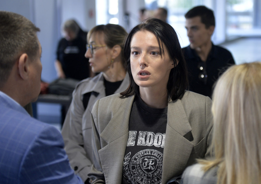 Gužva ispred Palate pravde: Mika Aleksić iskulirao špalir podrške Mileni (FOTO/VIDEO)