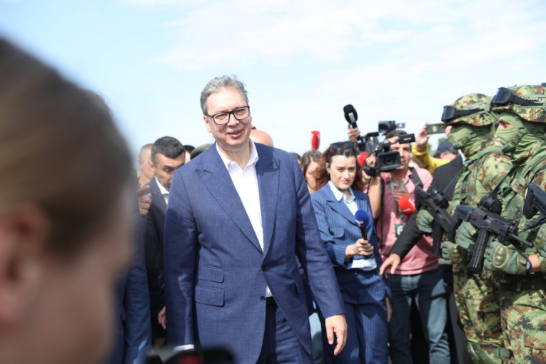 Vučić najavljuje revoluciju u naoružanju – oružje jače od Hajmarsa stiže u Srbiju! "Proizveli smo prvih 1.000 komaraca" (FOTO)