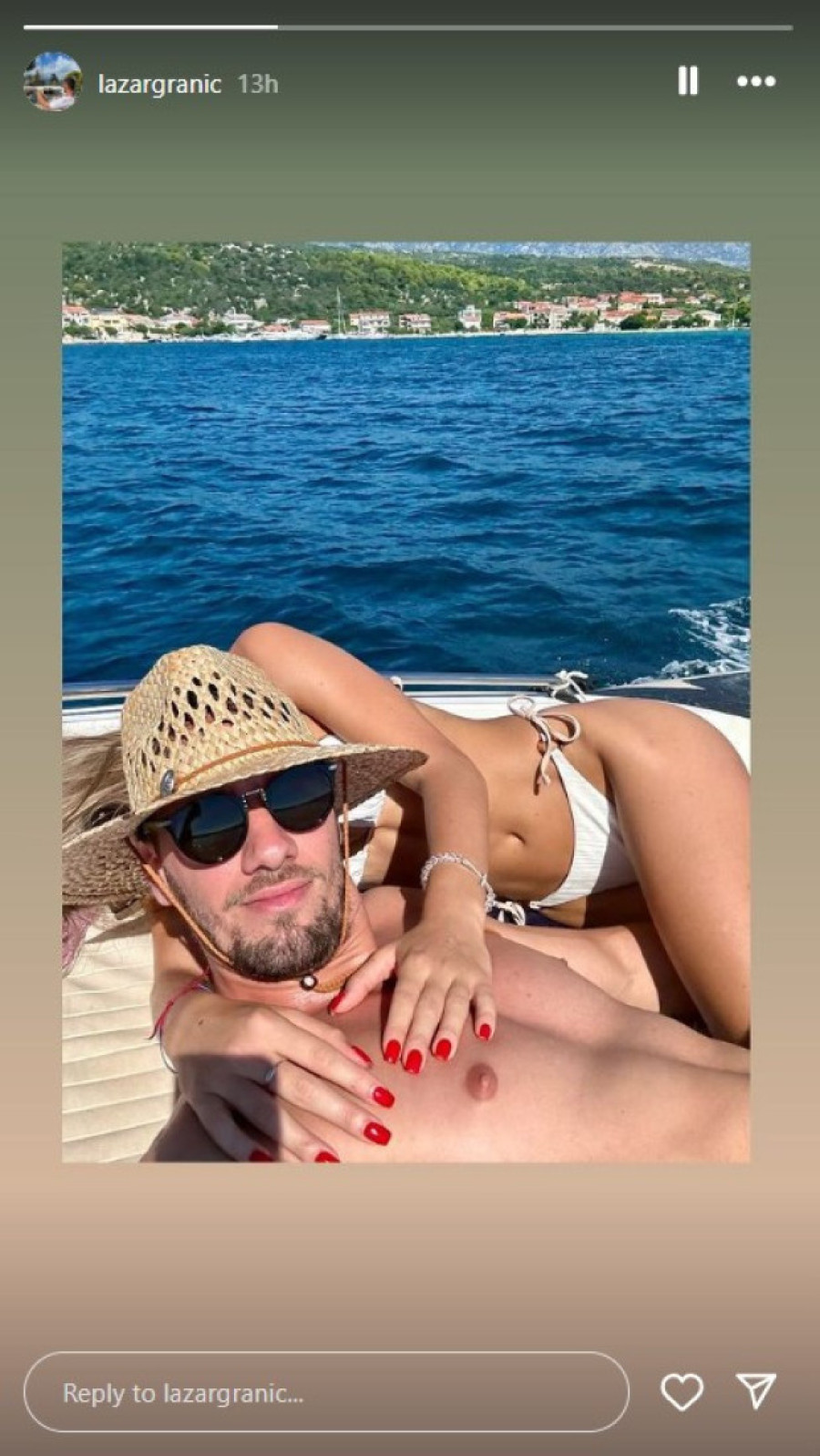 Bivši dečko Milice Todorović se sada baškari na jahti s ovom cicom! Pokazao izvajano telo, a ona ga čvrsto zagrlila