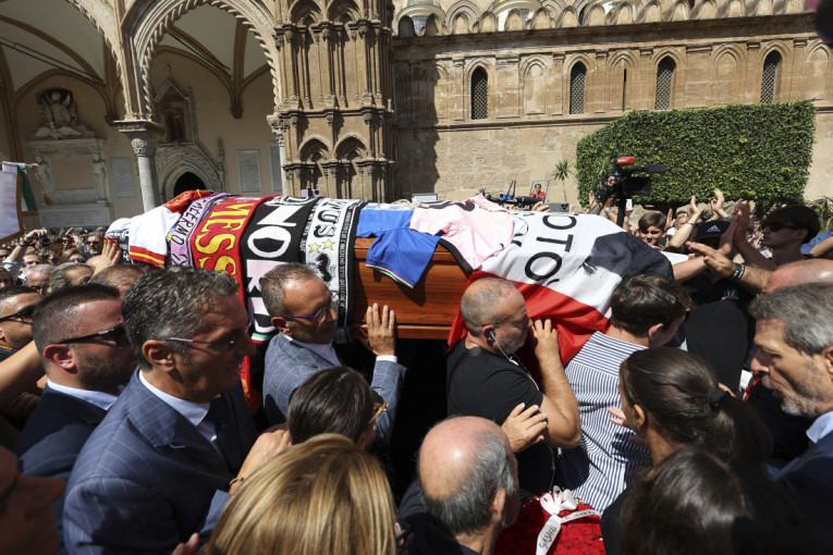 Danas je plakala cela Italija! Hiljade i hiljade ljudi ispratilo Tota Skilaćija na večni počinak! (GALERIJA)