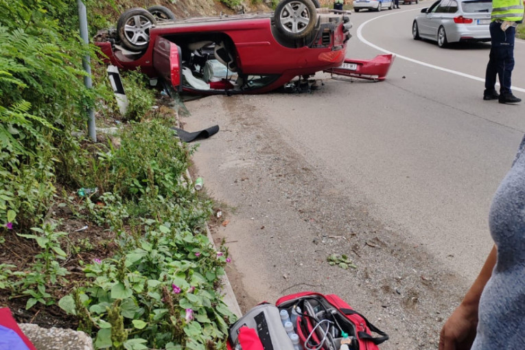 Još jedna saobraćajna nezgoda kod Novog Pazara: Žena izgubila kontrolu, automobil sleteo sa puta i prevrnuo se na krov