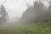 Tornado napravio haos u Velikoj Britaniji: Oštetio kuće, lomio drveće - pojavili se snimci (VIDEO)